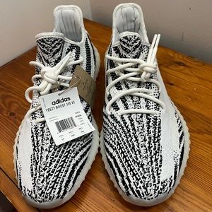 Dead stock Yeezy Boost 350 V2 ‘Zebra’